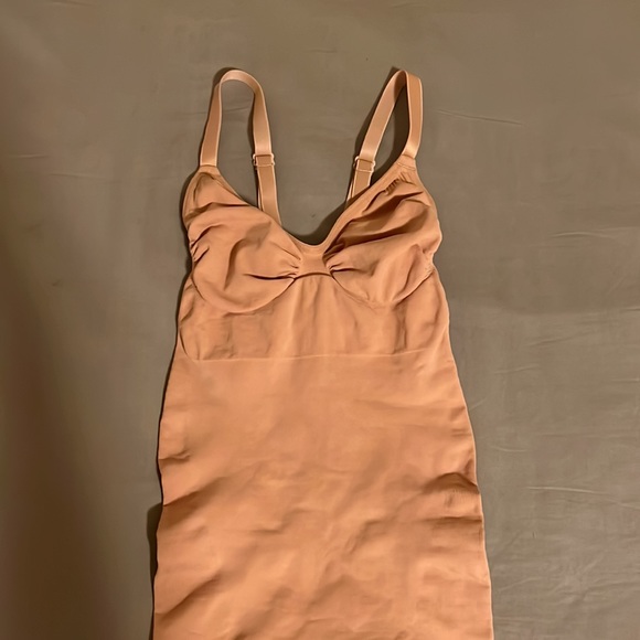 SKIMS SEAMLESS SCULPT MID THIGH BODYSUIT - Picture 3 of 7